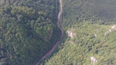 Kurdzhips nehrinin ve Guamka köyünün hava manzarası..