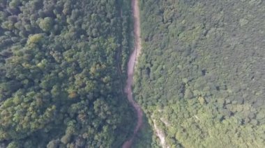 Dağ nehrinin havadan görünüşü.