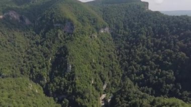 Dağ geçidinde dörtgen uçuşlar..