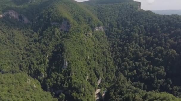 Quadrocopter Voos Sobre Desfiladeiro Montanha — Vídeo de Stock