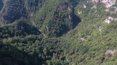 Dağ nehrinin dibindeki kanyonun hava manzarası..