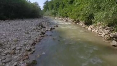 Hızlı bir dağ deresinin üzerinde İHA uçurmak.