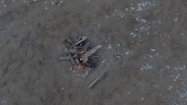 Männer Werfen Holz Auf Das Lagerfeuer Draufsicht Von Der Drohne — Stockvideo