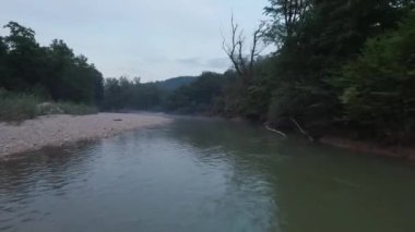 Erkekler kamp ateşine odun atar. İHA 'dan üst görünüm.