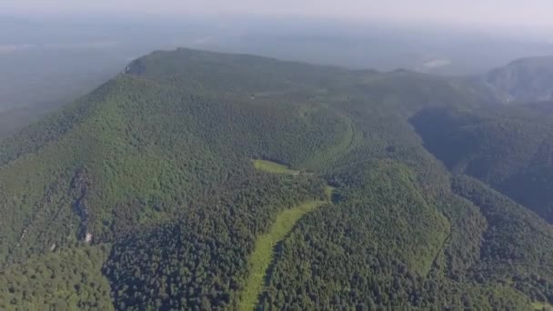 コーカサス山脈の野生の森の空中ビュー 無人機からのビデオ — ストック動画