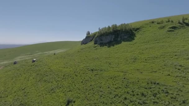 岩石在一座青山的斜坡上 空中景观 — 图库视频影像