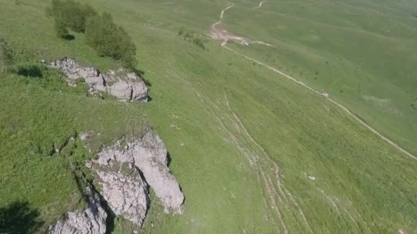 Yeşil Bir Tepenin Yamacındaki Kayalar Hava Görünümü — Stok video