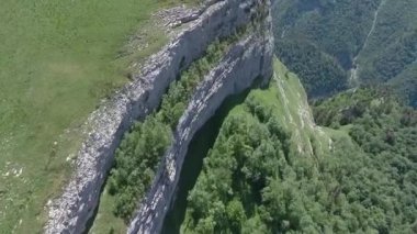 Taş platodaki dik duvarların havadan görünüşü..