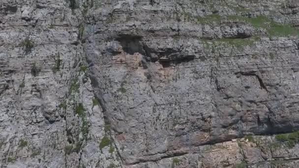 Katmanlı Bir Kayanın Eğiminin Yüzeyi Hava Görünümü — Stok video