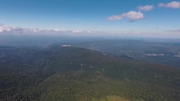 山の森と高原の空中風景 — ストック動画