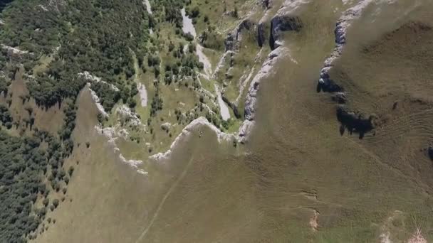 Falaise rocheuse dans les montagnes du Caucase. Vue du dessus.