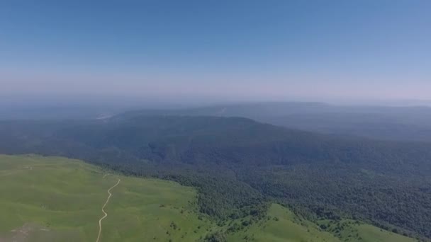 Voando Sobre Uma Estrada Terra Uma Colina Uma Área Montanhosa — Vídeo de Stock