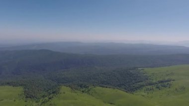 İnsansız hava aracından çok güzel doğal bir görüntü. Dağ ormanı ve açık gökyüzü.