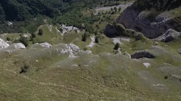 Falaise rocheuse dans les montagnes du Caucase. Vue du dessus.