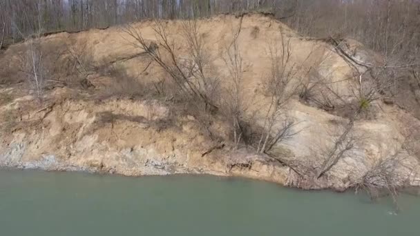 Collina Argilla Scorrevole Sulla Riva Del Fiume Vista Aerea — Video Stock