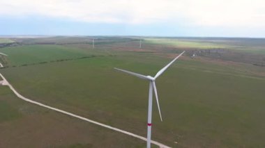 Ukrayna, Kırım yarımadasındaki rüzgar türbinlerinin hava manzarası.