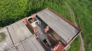 Terk edilmiş bir gökdelenin tamamlanmamış çatısı.