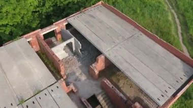 Terk edilmiş bir gökdelenin tamamlanmamış çatısı.