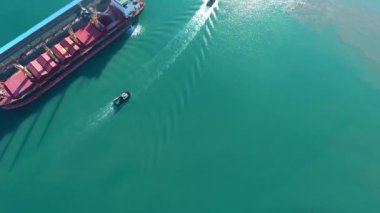 Kargo limanında iki römorkör. Hava görünümü.