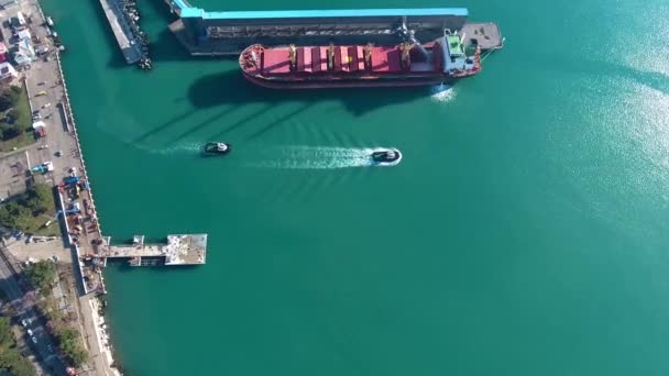 Två Bogserbåtar Lämnar Hamnen Flygbild — Stockvideo