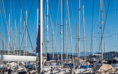 Sahilde birçok alüminyum yat direği var..