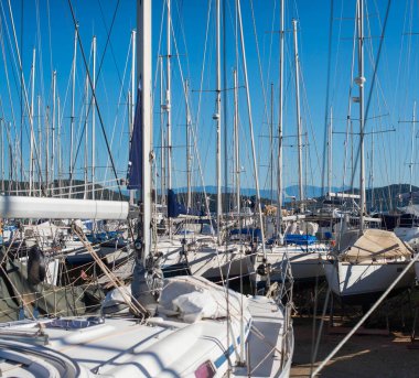 Tekne avlusunda yatlar.