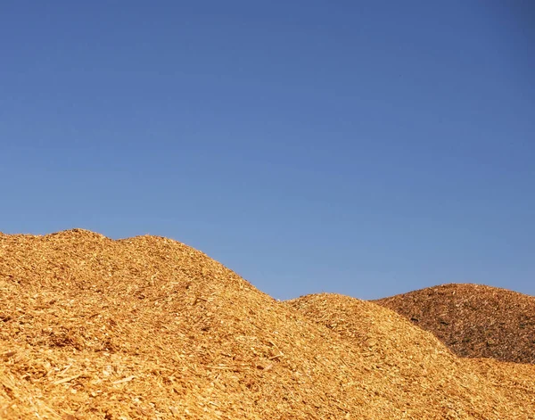 Montanhas Secas Chips Industriais Sob Céu Aberto Foco Seletivo — Fotografia de Stock