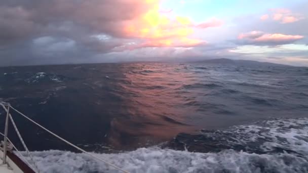 Een Zeiljacht Vaart Golven Zonsondergang Wolken Boven Zee — Stockvideo