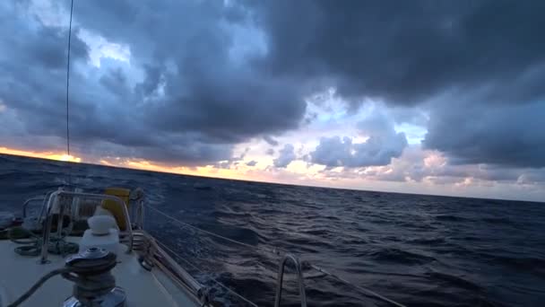 Navegando Iate Mar Aberto Céu Crepúsculo Dramático Sobre Ondas Movimento — Vídeo de Stock
