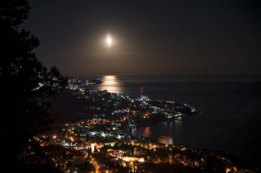 Şehir ve deniz üzerinde ay
