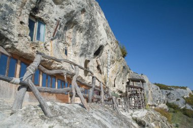 Kaya üzerinde Hıristiyan tapınağı