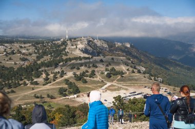 Kırım dağları. Sonbahar. Turist 