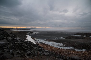Gün batımı. Kuzey Sibirya. Kaya kıyısı ve su. Krasnoyarsk bölgesi, Arktik bölge.