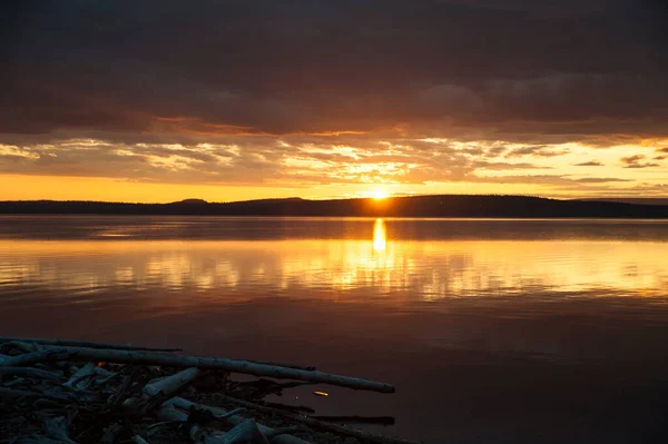 Zonsondergang Wolken Worden Weerspiegeld Het Water Het Stuwmeer Van Kureiskaya — Stockfoto