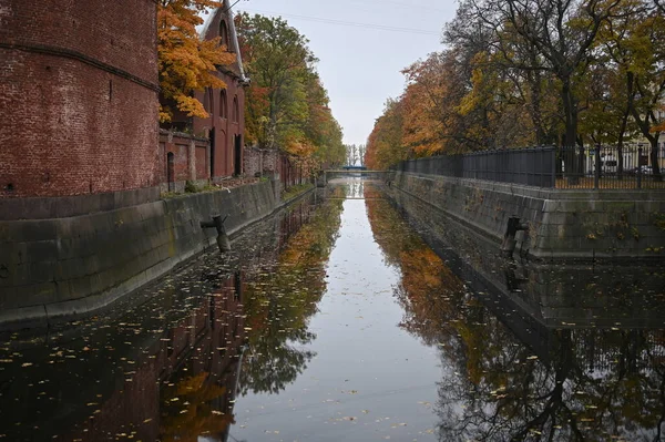 Saint-Petersburg 'da. Sonbahar. Sudaki yansıma. görünüm