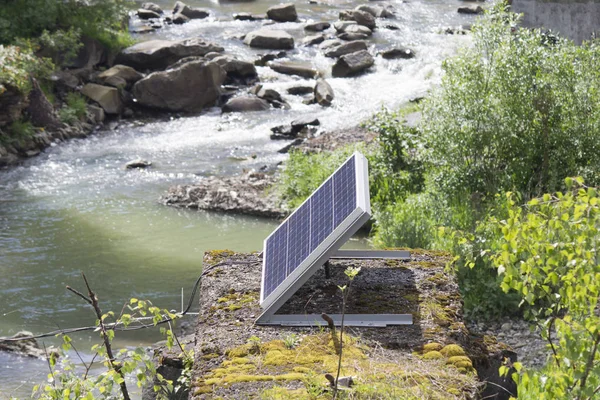 Unidad Células Solares Una Losa Hormigón Musgoso Por Encima Del Imagen De Stock