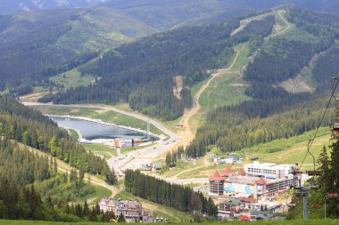 Görünüm Karpatlar içinde dağ tatil gözlem güverteden 23 Mayıs 2018 Bukovel, Ukrayna.