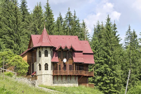 Een Schilderachtig Huisje Berghelling Tegen Achtergrond Van Dennenbomen Blauwe Hemel — Stockfoto