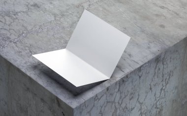Boş tebrik kartı Mockup açıldı broşür veya davet betona, beyaz