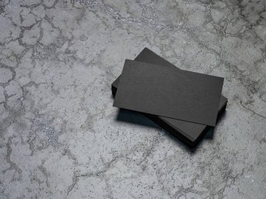 Beton arka planda bir dizi siyah kart. 3d oluşturma