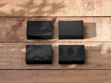 Ahşap arka planda dört boş kart yığını