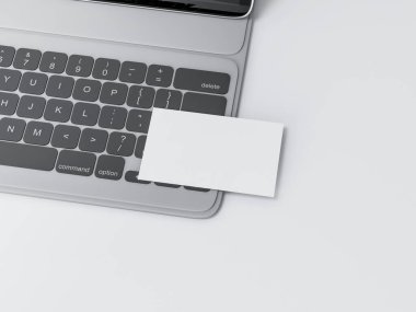 Üzerinde beyaz kağıt ve siyah klavye olan gümüş dizüstü bilgisayar.