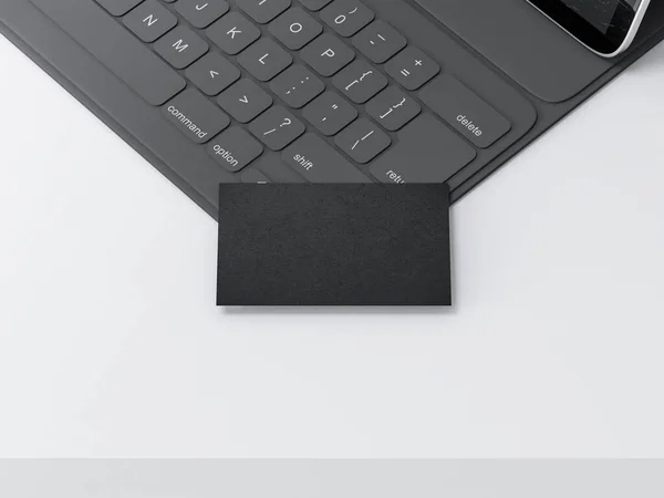 黒い紙と白いテーブルの上の黒いキーボードを持つ黒いラップトップ — ストック写真