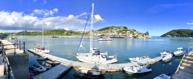 Dartmouth Panorama ve Dart Nehri Güney dolgu alınan ve Kingswear Devon İngiltere, marina ve tren istasyonu ile bakan. Güney Hams olağanüstü güzellikleri bir alan dır ve İngiltere'nin Batı Ülkesi'nin bir parçasıdır