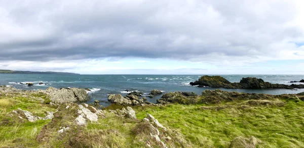 嵐の日にアイルランド海を見下ろすマン島のセントマイケルズ島 — ストック写真