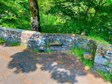 Tholt-y-Will 'deki eski taş köprüde taş koltuklar Man Adası' ndaki Sulby Nehri 'ni geçiyor.