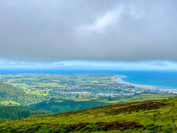 Cidade Ramsey Isle Man Visto Cruzando Estrada Montanha Através Nuvem — Fotografia de Stock