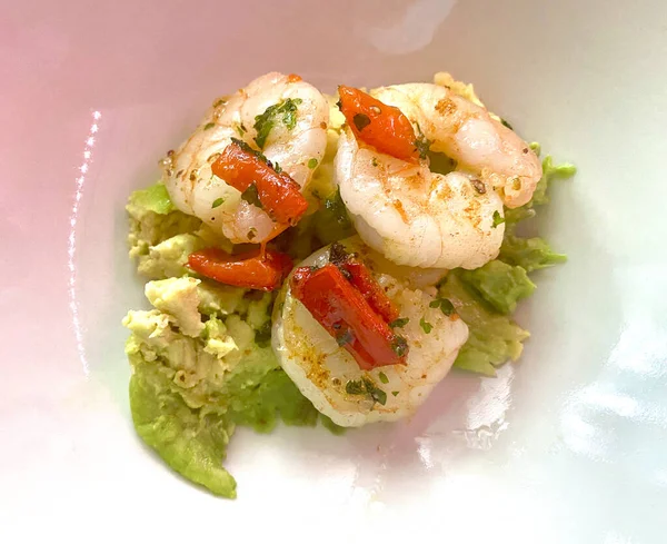 Delicious Luxury Prawns Poached Garlic Parsley Butter Bed Fresh Avocado — Stock Photo, Image