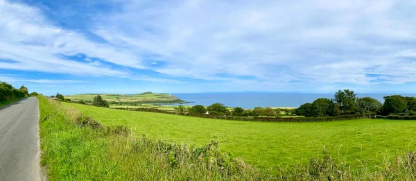 Guardando Attraverso Campi Agricoli Villaggio Maughold Nell Isola Man — Foto Stock