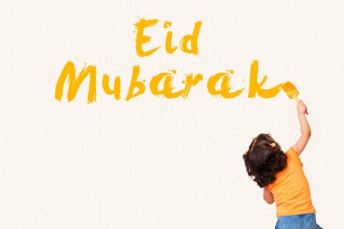 Tebrik kartı: Eid Mubarak - Arapça çeviri: mübarek Bayramı - Müslüman kız Eid Mubarak boya fırçası kullanarak duvar boyama